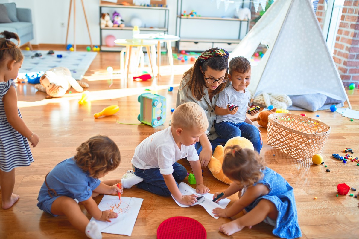 Pädagogin spielt mit Kindern