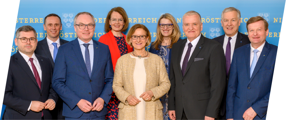 Gruppenfoto vlnr: Schleritzko, Danninger, Pernkopf, Teschl-Hofmeister, Mikl-Leitner, Königsberger-Ludwig, Schnabl, Eichtinger, Waldhäusl